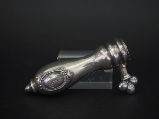 Vente aux enchères Manche à gigot en argent, poinçon Minerve, à décor de cartouche monogr