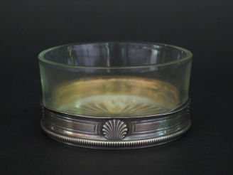 Vente aux enchères Verrine en cristal et argent, poinçon Minerve, à décor de coquilles.  