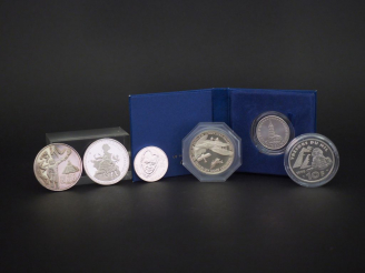 Vente aux enchères Ensemble comprenant : - une médaille méxicaine en argent.  Poids. 30 g
