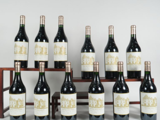 Vente aux enchères 12 BOUTEILLES CHÂTEAU HAUT BRION 1er GCC GRAVES - 2005 - CBO