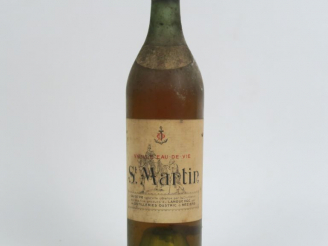 Vente aux enchères 1 VIEILLE BOUTEILLE EAU DE VIE ST MARTIN DISTILLERIES OUSTRIC
