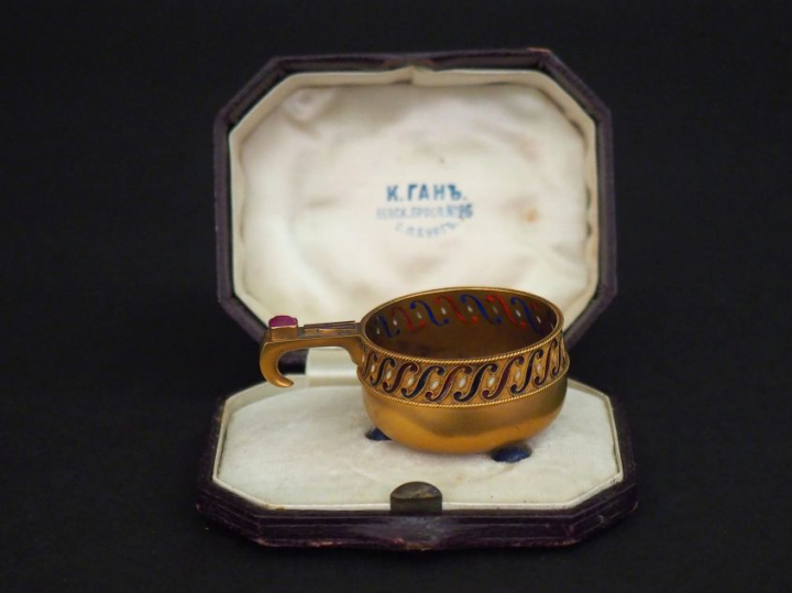 Alexandre Edvard TILLANDER (1837 - 1918) Tcharka - kovsh tripode en or