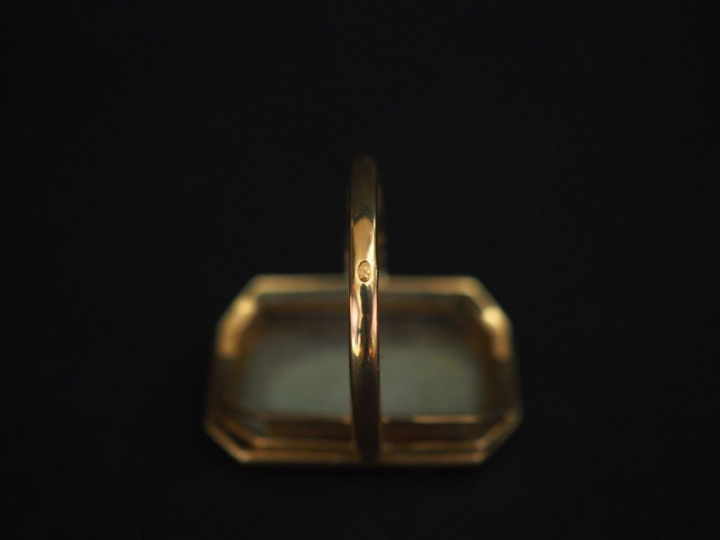 Bague début XIXème en or et émail à décor d'une jeune fille nourissant