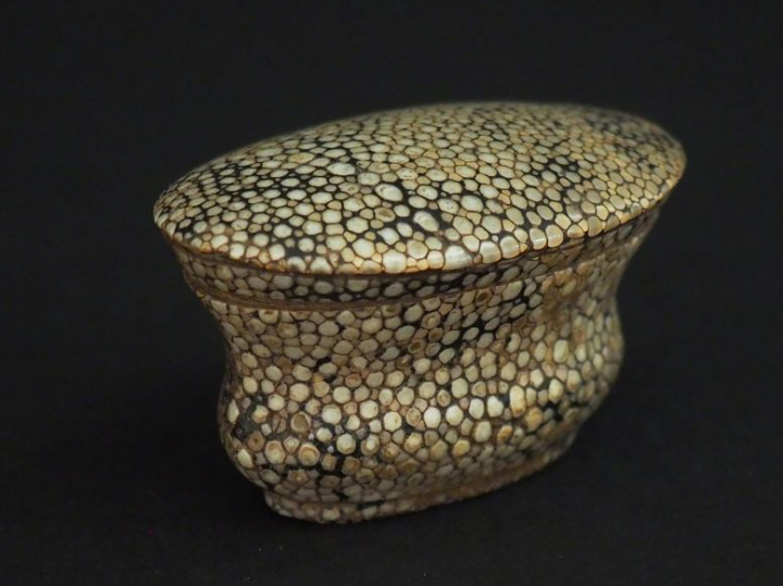 Boite couverte ou tabatière XVIIIème en galuchat gris. Dim. 4,5 x 7,5 