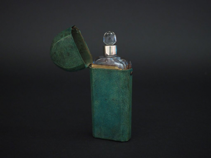 Grand flacon XIXème en cristal et métal argenté dans son étui en galuc