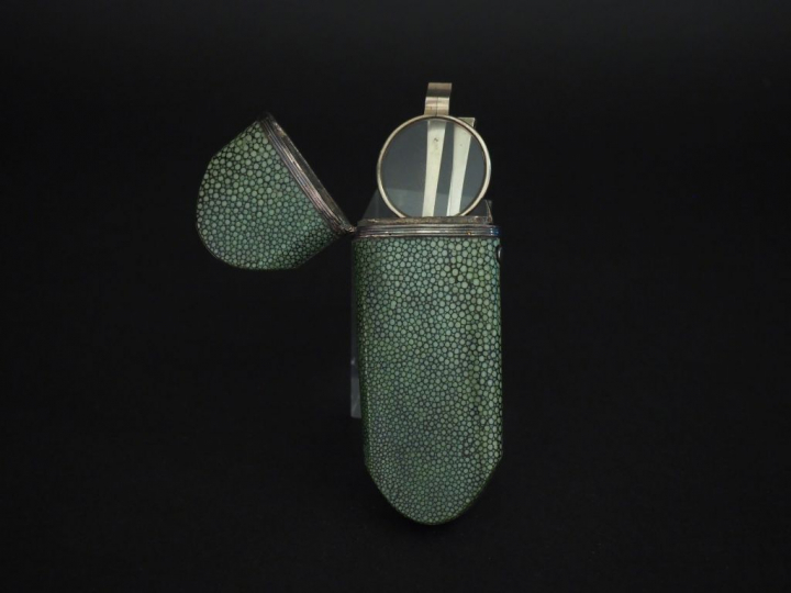 Paire de lunettes XIXème en verre et argent à branches pliables, dans 