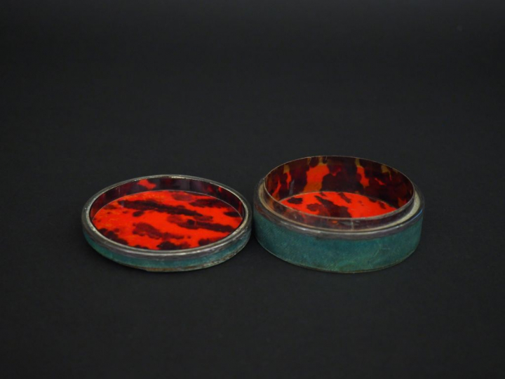 Boîte fin XVIIIème début XIXème en galuchat vert, intérieur en écaille