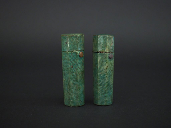 Deux nécessaires à ongles début XIXème en galuchat vert. Dim. 7,5 x 2 