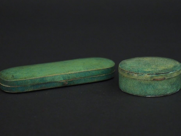 Poudrier début XIXème en galuchat vert, intérieur en velours et fond d