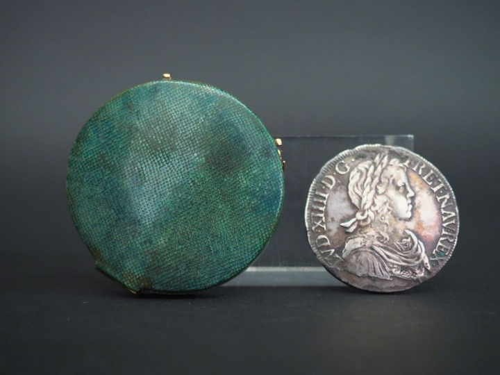 Etui fin XVIIIème début XIXème à sous en galuchat vert, intérieur en v