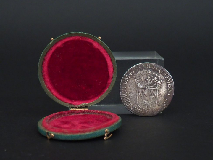 Etui fin XVIIIème début XIXème à sous en galuchat vert, intérieur en v