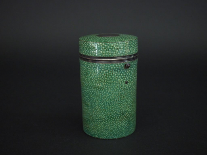 Etui de verre de voyage début XIXème en galuchat vert, monture en arge