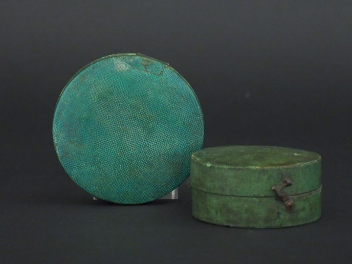 Deux boites rondes début XIXème en galuchat vert, interieur en velours