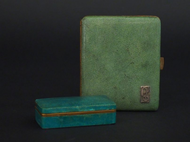 Etui à cigarettes 1900 en métal doré et galuchat vert orné d'un monogr