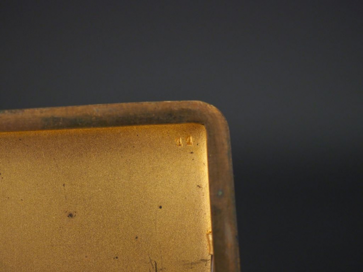 Etui à cigarettes 1900 en métal doré et galuchat vert orné d'un monogr