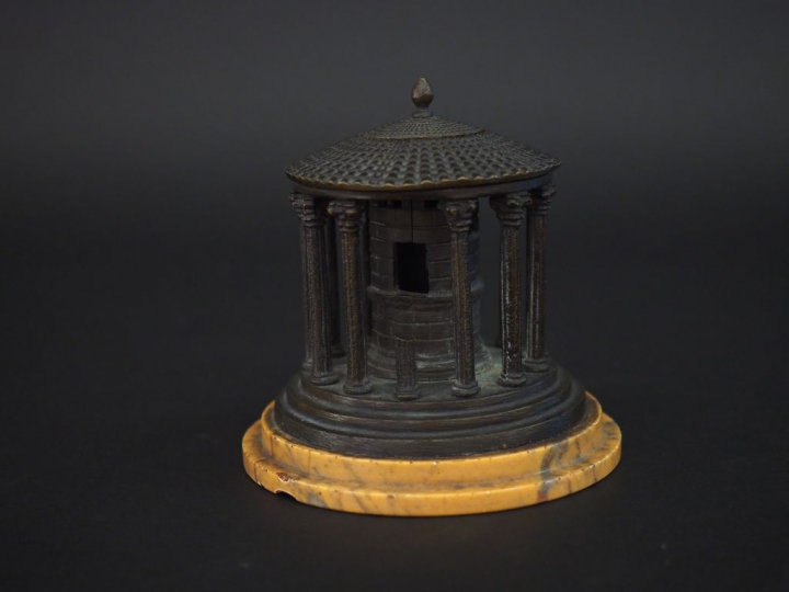 Souvenir du Grand Tour. Support d'encrier en forme du temple de Vesta 