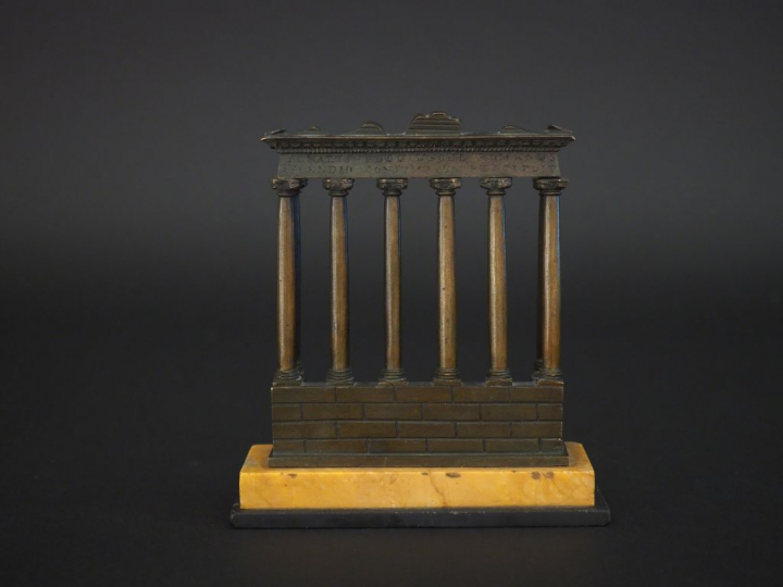 Souvenir du Grand Tour.  "portique antique" Bronze, socle marbre jaune