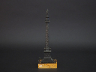 Vente aux enchères Souvenir du Grand Tour. "colonne Vendome" Bronze, socle marbre jaune d