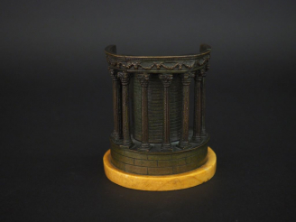 Vente aux enchères Souvenir du Grand Tour.  "temple antique". Bronze XIXème, socle en mar