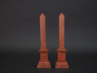 Vente aux enchères Paire d'obélisques en marbre rose.  H. 26 cm (recollée)