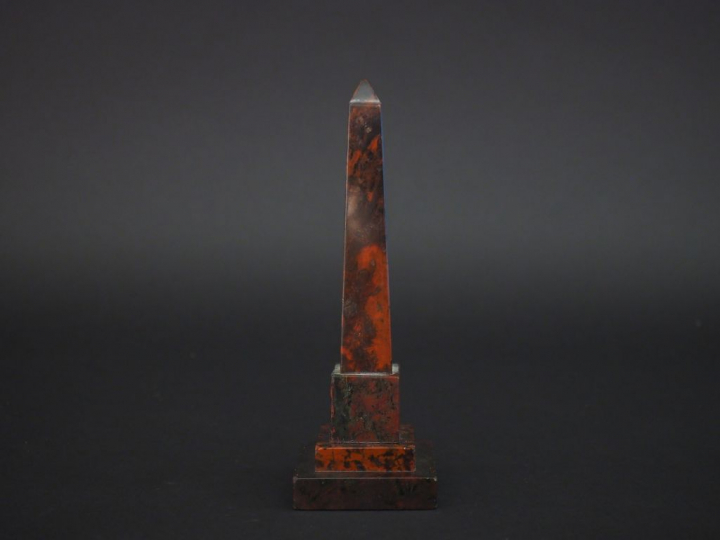 Obélisque en marbre rouge.  H. 17,5 cm (petite égrenure à la base)