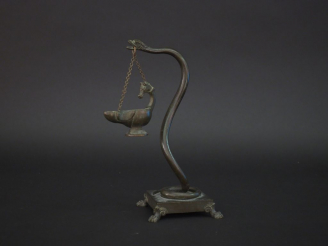 Vente aux enchères Veilleuse à l'antique, en bronze en forme de lampe à huile ornée d'une