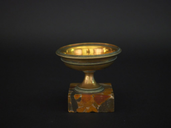 Vide poche XIXème en bronze et marbre en forme de coupe à l'antique. H