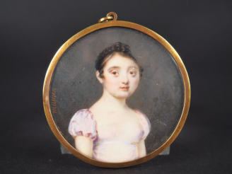 Vente aux enchères MAURIN.  	Miniature Directoire « portrait de jeune fille à la robe de 