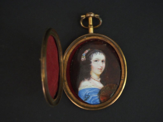 Vente aux enchères Miniature sur porcelaine "jeune femme à l'éventail" dans un étui en mé