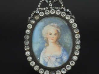 Vente aux enchères Miniature de style Louis XVI "jeune femme à la robe bleue", dans un ca
