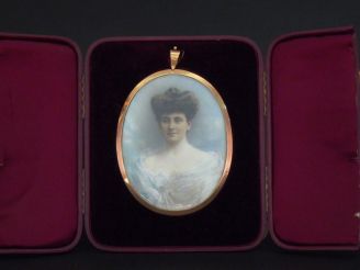 Vente aux enchères Miniature XIXème "portrait de femme à la robe blanche". Photographie r