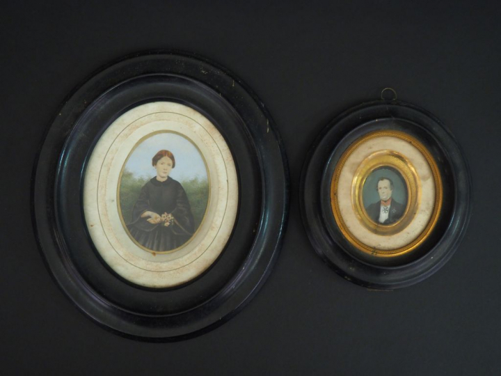 Deux différents portraits.  Photographies réhaussées XIXème dans leurs
