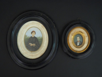 Vente aux enchères Deux différents portraits.  Photographies réhaussées XIXème dans leurs