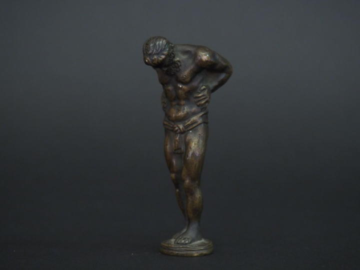 Cachet Napoléon III en bronze en forme d'atlante.  H. 7 cm