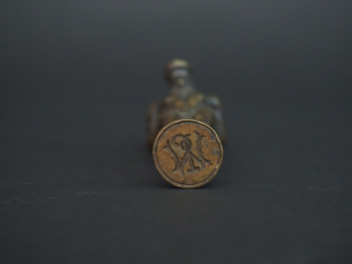 Cachet Napoléon III en bronze en forme d'atlante.  H. 7 cm