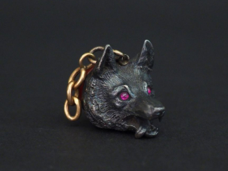Vente aux enchères Cachet en pierre dure et argent figurant une tête de renard, les yeux 