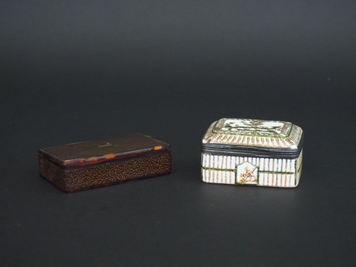 Tabatière début XIXème en écaille et or.  On y joint une petite boîte 
