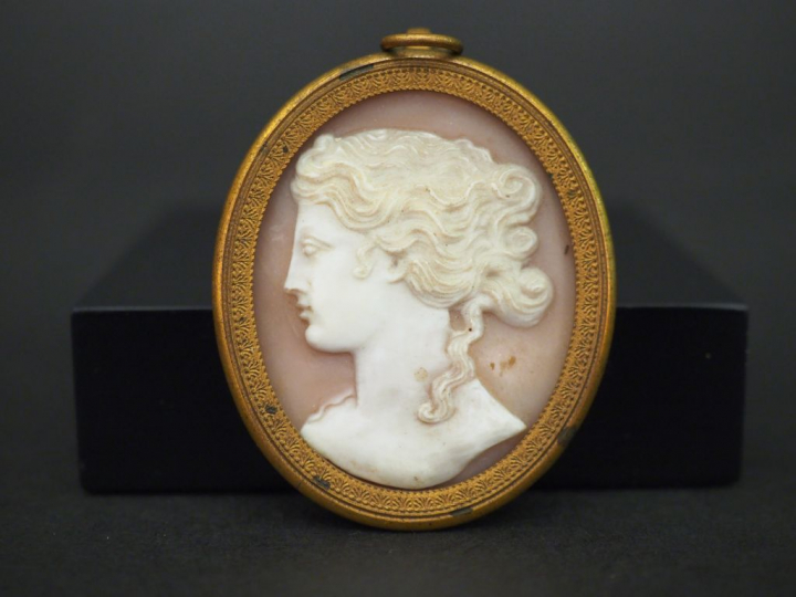 Médaillon de style Empire en laiton entourant un camée coquille figura