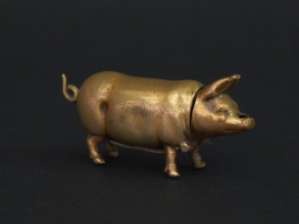 Vente aux enchères Boite d'allumettes en forme de cochon, grattoir sous la panse. Dim. 2 