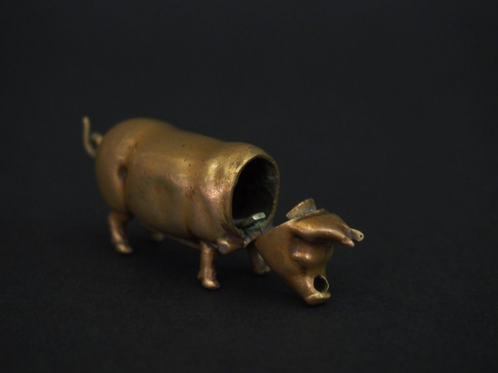 Boite d'allumettes en forme de cochon, grattoir sous la panse. Dim. 2 