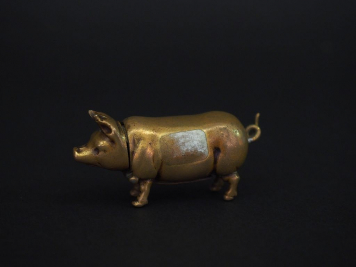 Boite d'allumettes en forme de cochon, grattoir sous la panse. Dim. 2 