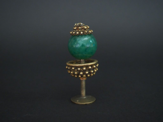 Vente aux enchères 	Bouton de coiffe de mandarin. Dim. 7.5 cm.