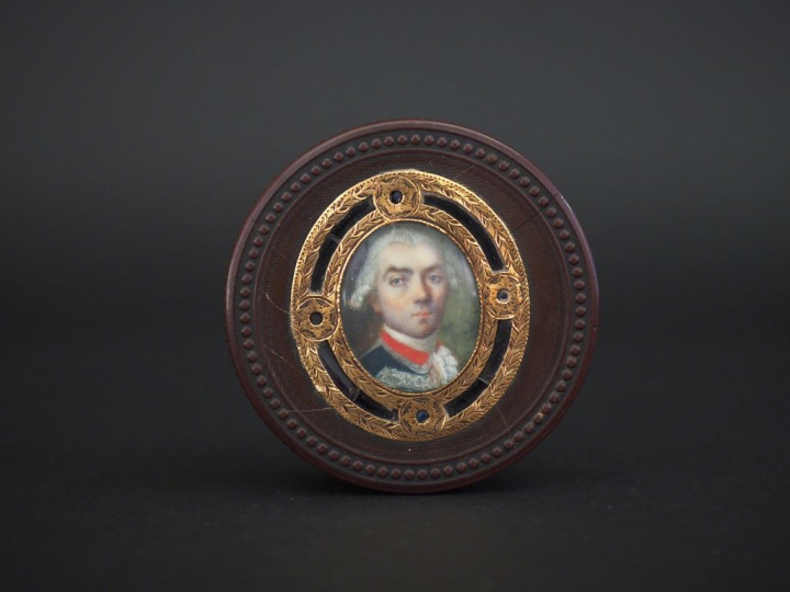 Boite ronde Louis XVI en écaille et pomponne ornée en son centre du po