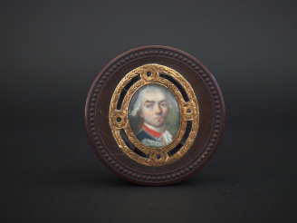 Vente aux enchères Boite ronde Louis XVI en écaille et pomponne ornée en son centre du po