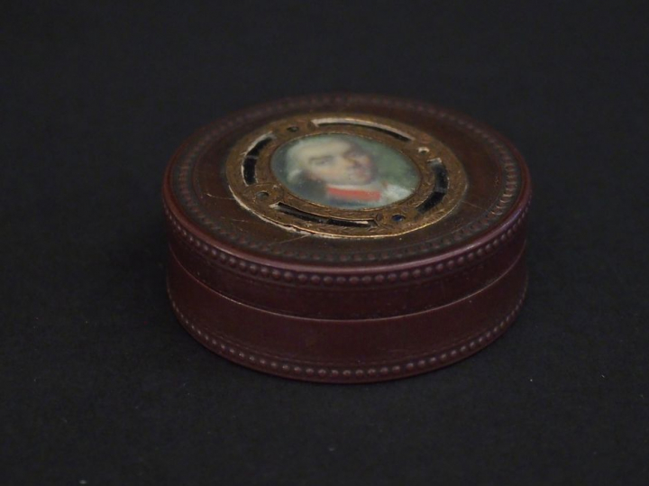 Boite ronde Louis XVI en écaille et pomponne ornée en son centre du po