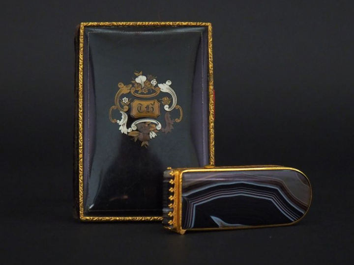 Boite à pilules Restauration en métal doré et agate à décor d'agrafes 