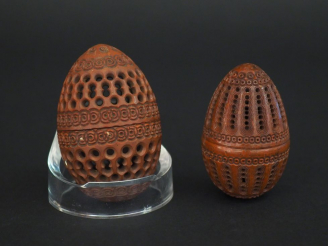 Vente aux enchères Suite de 2 œufs à chapelet en corozo à décor ajouré.
