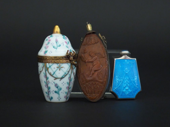 Petit flacon à sels en argent anglais et verre églomisé à décor feuill