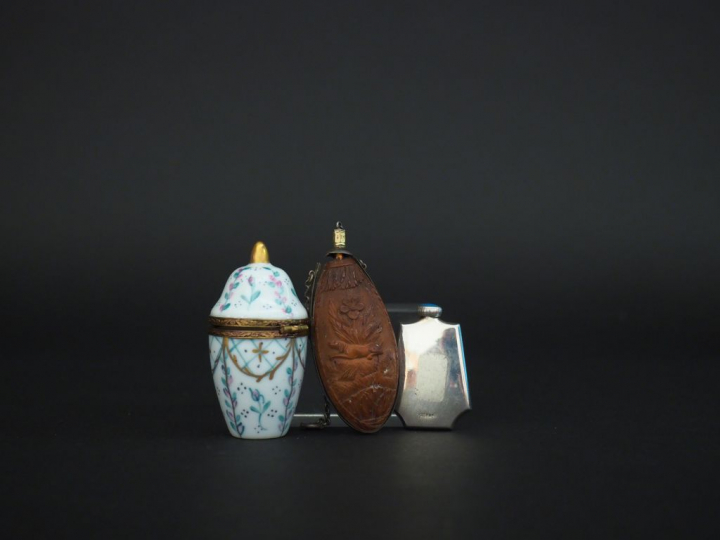 Petit flacon à sels en argent anglais et verre églomisé à décor feuill