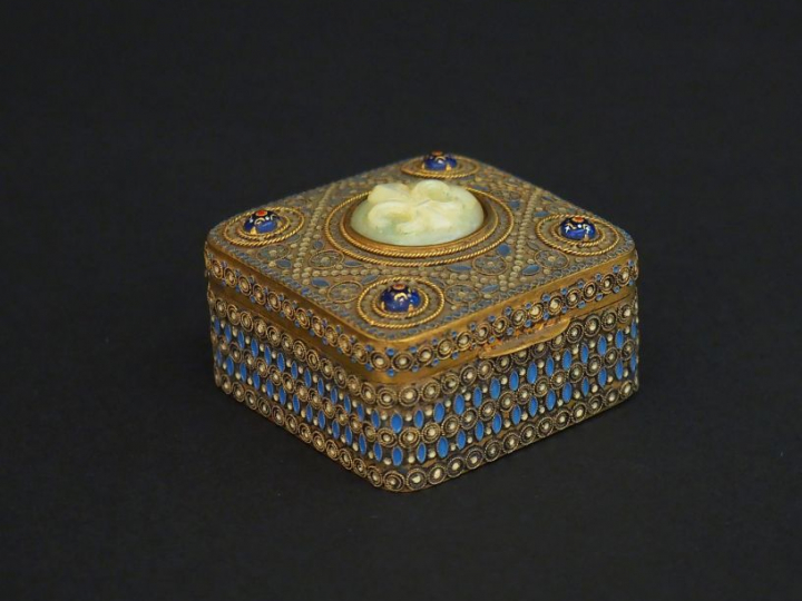 Boîte couverte Napoléon III de style Louis XVI en métal doré, laiton, 